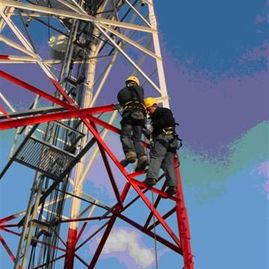 Anjul Instalaciones obreros trabajando en una torre de alta tensión