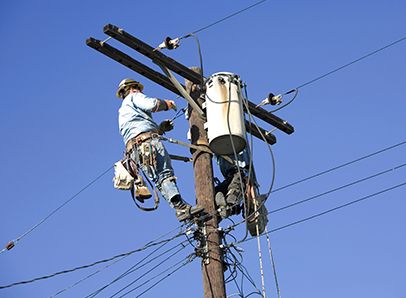 Anjul Instalaciones técnico trabajando en una torre eléctrica
